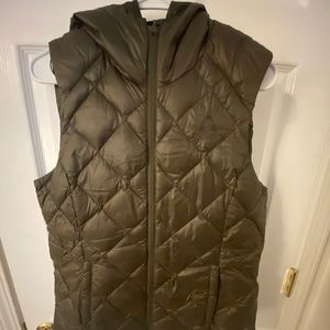Puffer vest with hood
